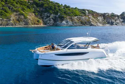 catamaran dagboot op het water