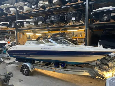 snelboot op trailer in opslaghal