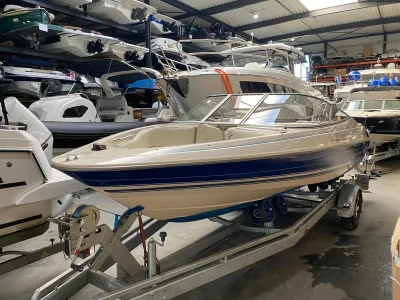 bowrider boot op trailer in loods