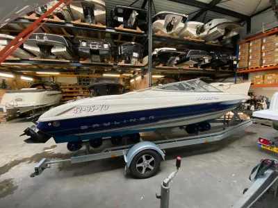 Boot op trailer in opslagloods