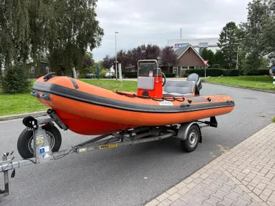 oranje RIB op trailer