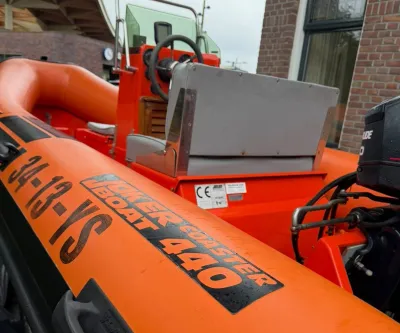 Oranje RIB met stuurconsole