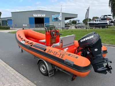 oranje rib op trailer bij bedrijfspand