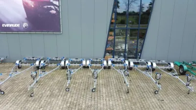 meerdere boottrailers op bestrating