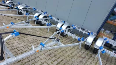 meerdere boottrailers op bestrating