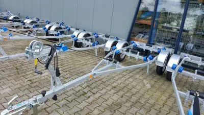 meerdere boottrailers op parkeerplaats