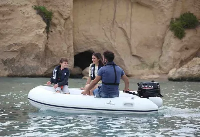 personen in rubberboot met buitenboordmotor