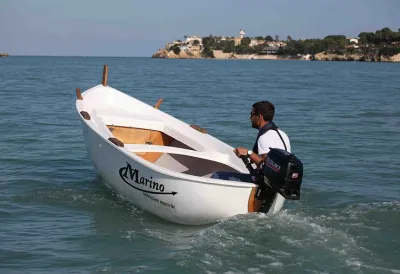 klein wit bootje met buitenboordmotor
