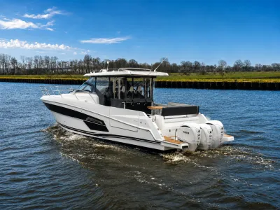 motorboot op rivier bij kade