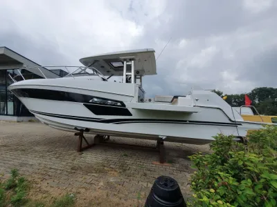 wit sportboot op bokken bij showroom