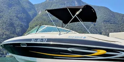 bowrider op het water met bergachtergrond