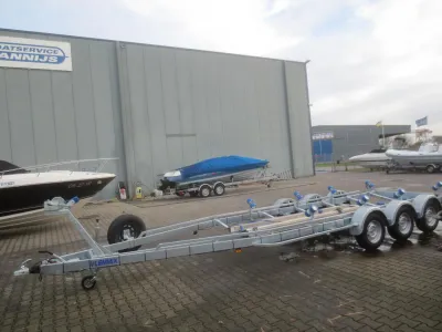 boottrailer op buitenterrein