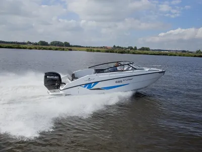 witte motorboot varend op open water
