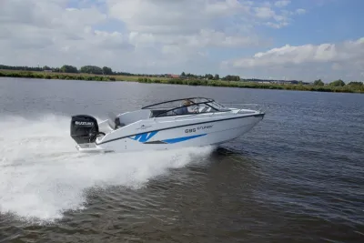 witte motorboot varend op open water