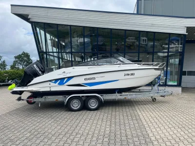 motorboot op trailer bij showroom