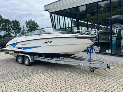 boot op trailer voor showroom