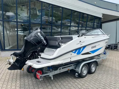 boot op trailer voor showroom