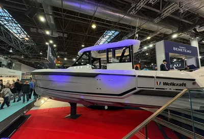 motorboot tentoongesteld op beurs