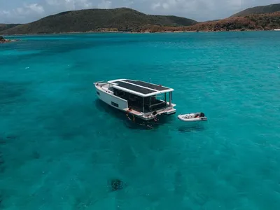 woonboot op turquoise water