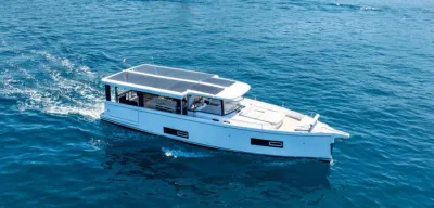 wit motorjacht op open zee
