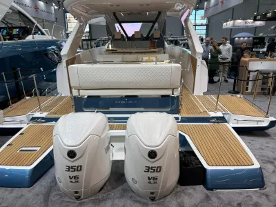 achterdek van motorjacht op beurs