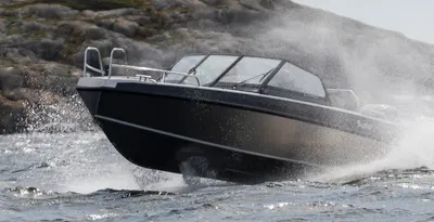 aluminium sportboot in opspattend water