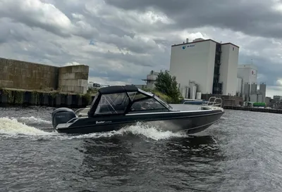 sportboot varend op open water