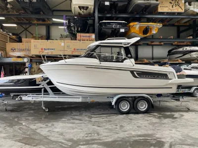 motorboot in binnenopslag op trailer