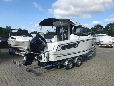 kajuitboot op trailer op opslagplaats