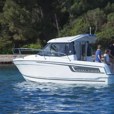 motorboot bij kust met mensen