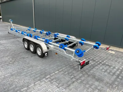 boottrailer op parkeerplaats naast loods