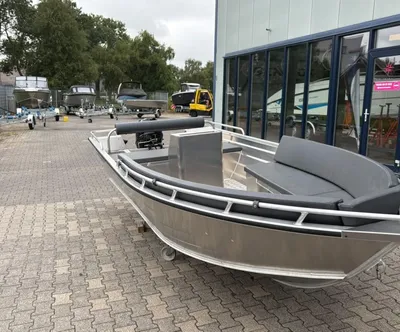 Aluminium open boot op buitenlocatie