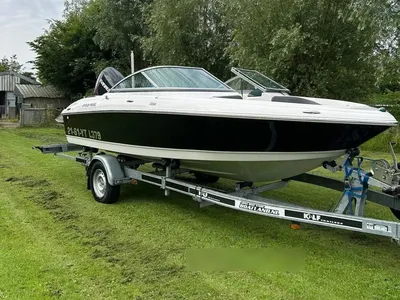 motorboot op trailer op gras