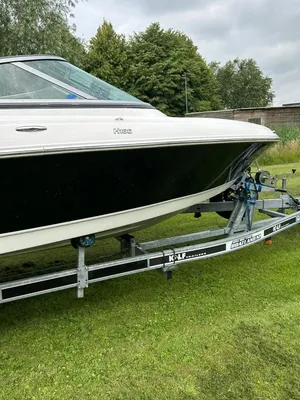 bowrider boeg op trailer in gras