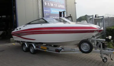 speedboot op trailer bij loods