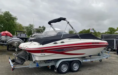 bowrider op trailer in jachthaven