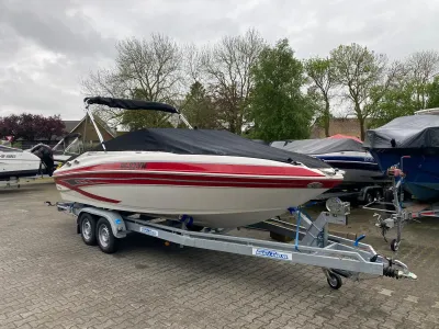 bowrider op trailer in buitenopslag