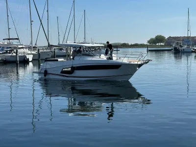 motorboot in jachthaven op kalm water