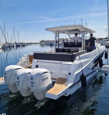 boot in een jachthaven op het water