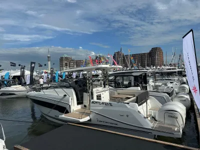 Motorboot afgemeerd in jachthaven bij beurs