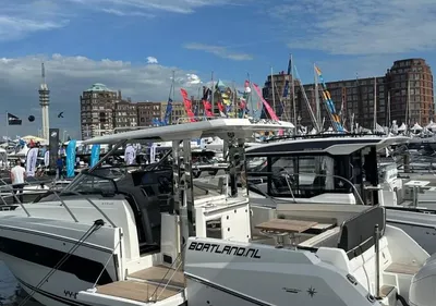 motorboot aangemeerd in jachthaven