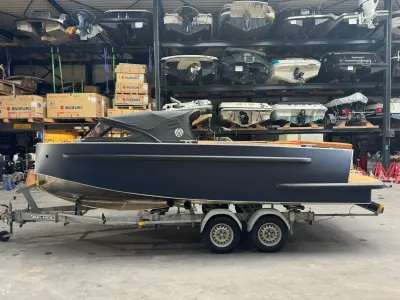 aluminium tender op trailer in opslaghal