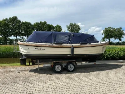 sloep op trailer met kap