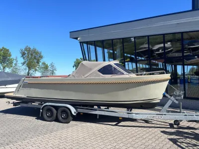 sloep op trailer bij showroom