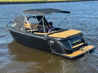 Tender op het water met bimini en zitkussens