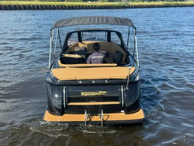 achteraanzicht tender op het water