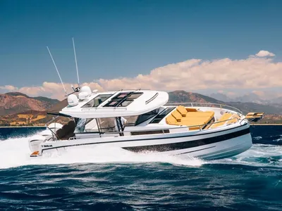 motorboot varend op zee