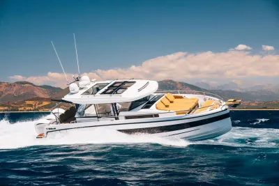 motorboot varend op zee