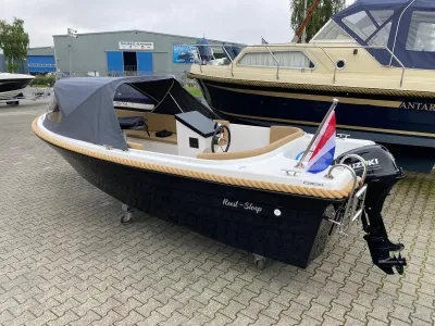 sloep op parkeerplaats met buitenboordmotor