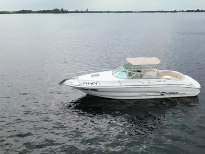 wit motorjacht op rustig water